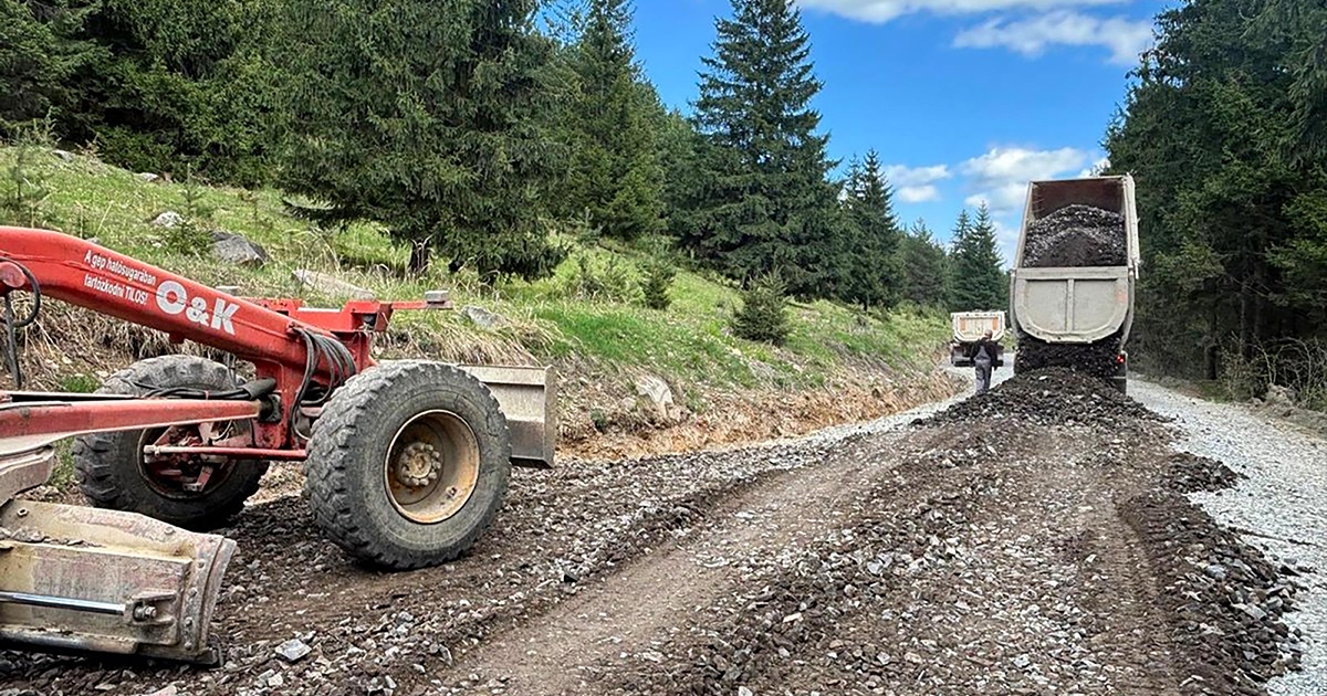 Nyár végére fejezik be a Csíkmadaras és Zetelaka közötti erdei út korszerűsítését
